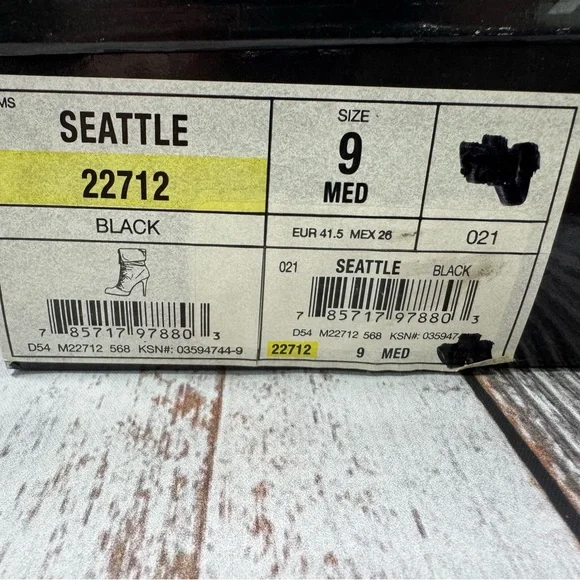 NWOT Kardashian Kollection Black Cuffed Heeled Boots with Zippered Design Size 9 - Picture 10 of 12